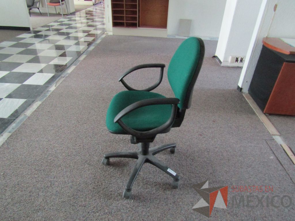 Lote 038 - 3 Sillas secretariales con ruedas,descansabrazos fijo,asiento y respaldo en tela color verde. - Imagen 6