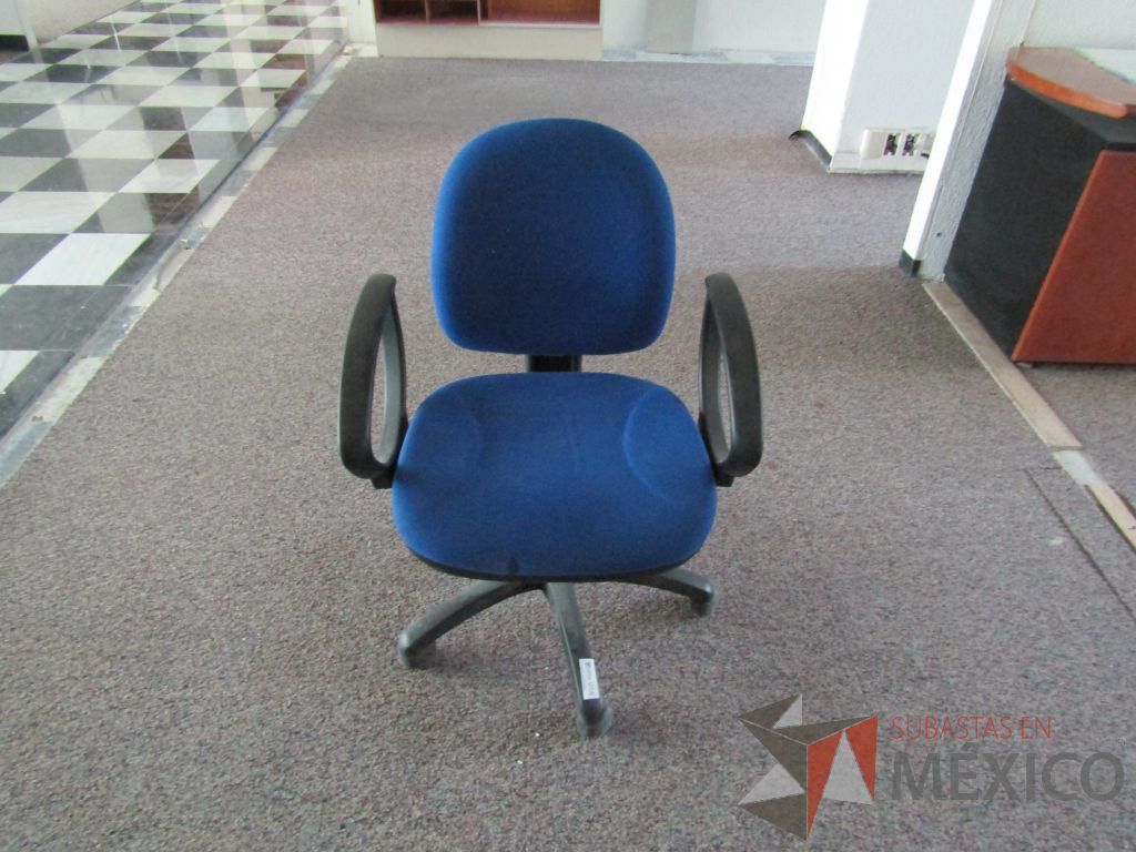 Lote 039 - 2 Sillas secretariales con ruedas,descansabrazos fijo,asiento y respaldo en tela color azul.
