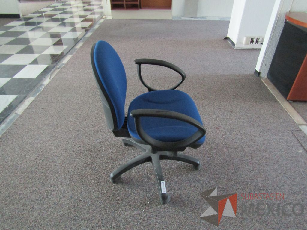 Lote 039 - 2 Sillas secretariales con ruedas,descansabrazos fijo,asiento y respaldo en tela color azul. - Imagen 4
