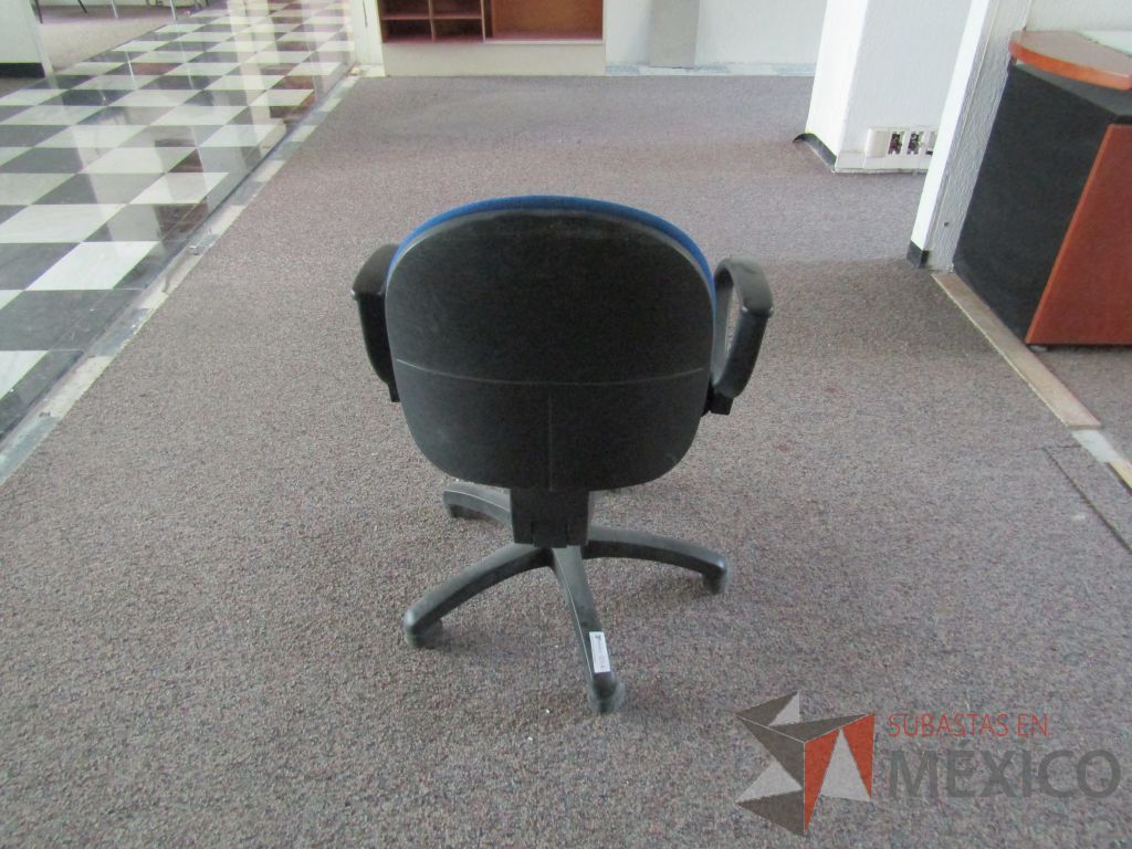 Lote 039 - 2 Sillas secretariales con ruedas,descansabrazos fijo,asiento y respaldo en tela color azul. - Imagen 5