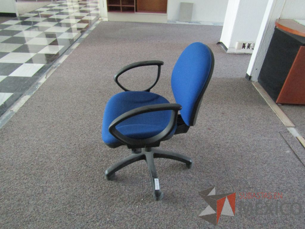 Lote 039 - 2 Sillas secretariales con ruedas,descansabrazos fijo,asiento y respaldo en tela color azul. - Imagen 6