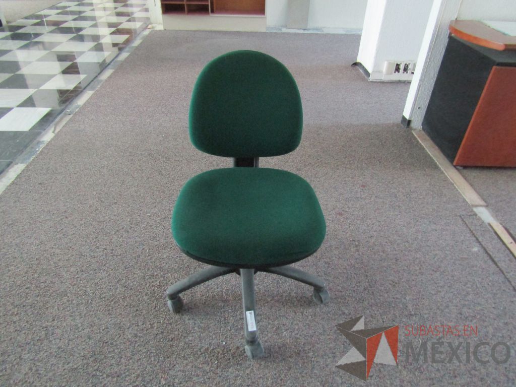 Lote 040 - 2 Sillas secretariales con ruedas,asiento y respaldo en tela color verde. - Imagen 2