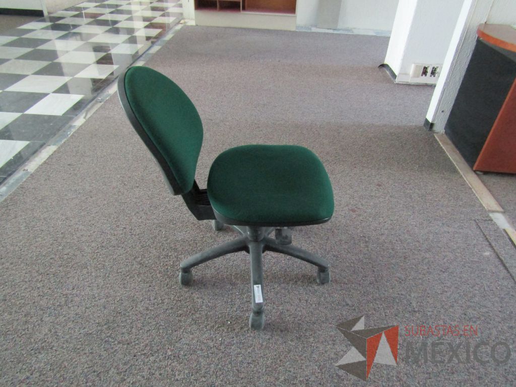Lote 040 - 2 Sillas secretariales con ruedas,asiento y respaldo en tela color verde. - Imagen 3