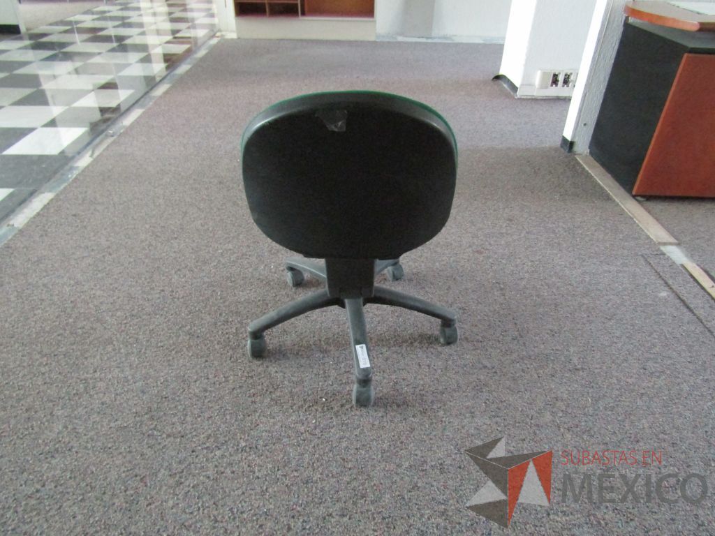 Lote 040 - 2 Sillas secretariales con ruedas,asiento y respaldo en tela color verde. - Imagen 6