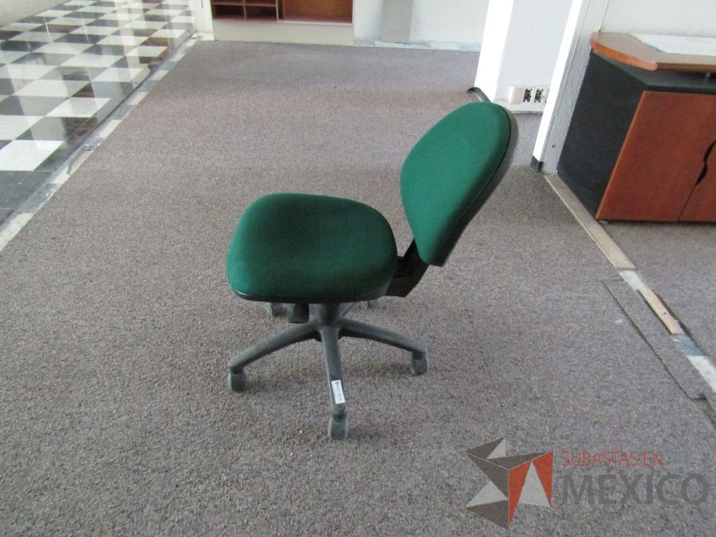 Lote 040 - 2 Sillas secretariales con ruedas,asiento y respaldo en tela color verde. - Imagen 7