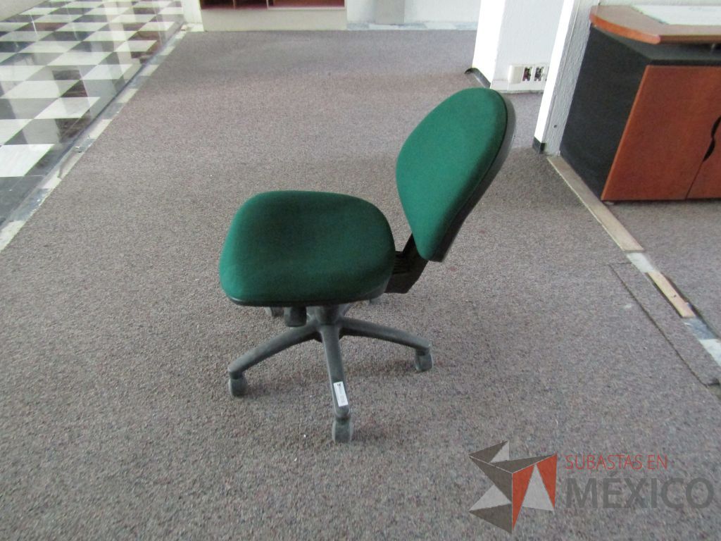 Lote 040 - 2 Sillas secretariales con ruedas,asiento y respaldo en tela color verde. - Imagen 8