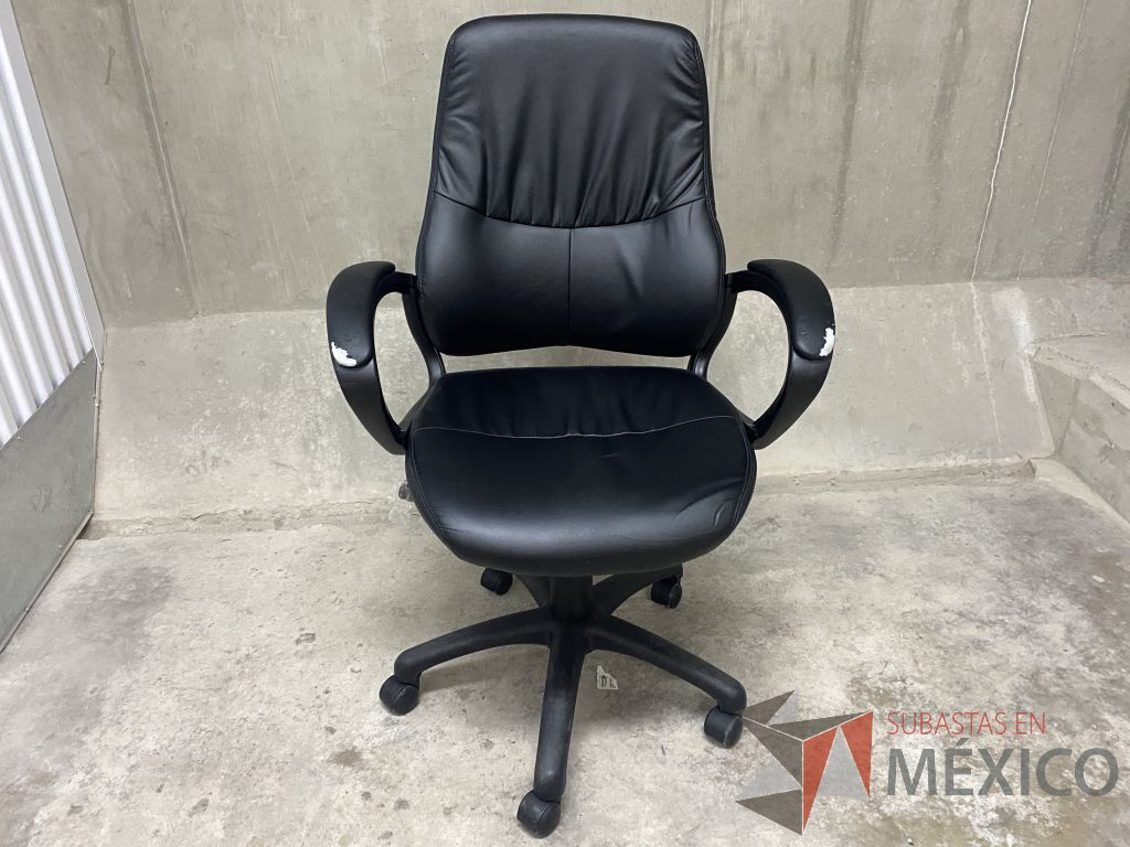 Lote 084 - 2 Sillas operativas con ruedas, asiento y respaldo tipo piel color negro - Imagen 2