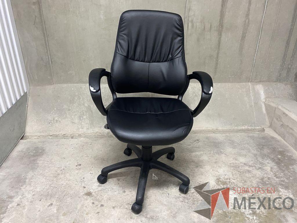 Lote 084 - 2 Sillas operativas con ruedas, asiento y respaldo tipo piel color negro