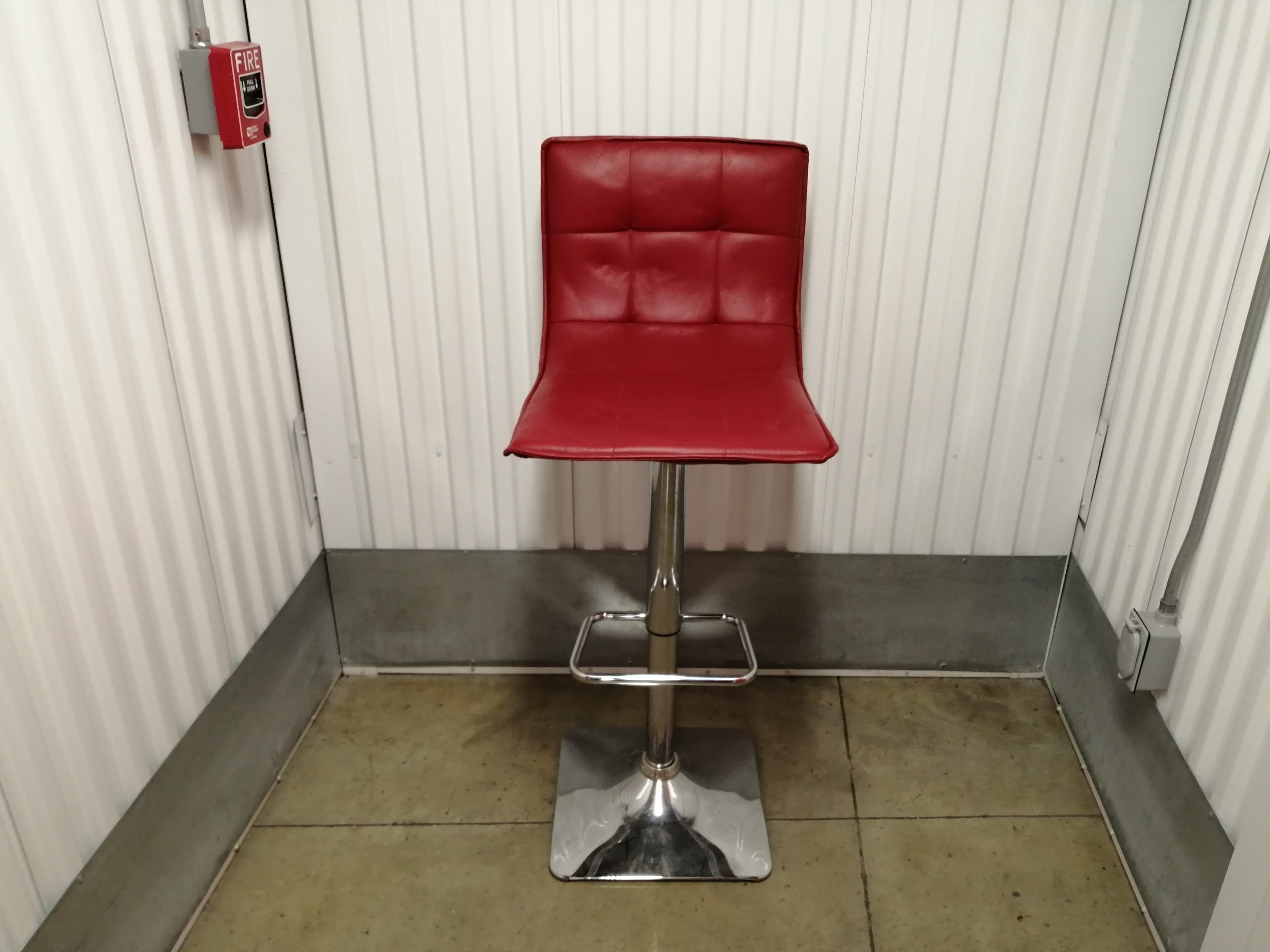 Lote 072 - Banco alto con base de metal con asiento y respaldo tipo piel color rojo. - Imagen 2