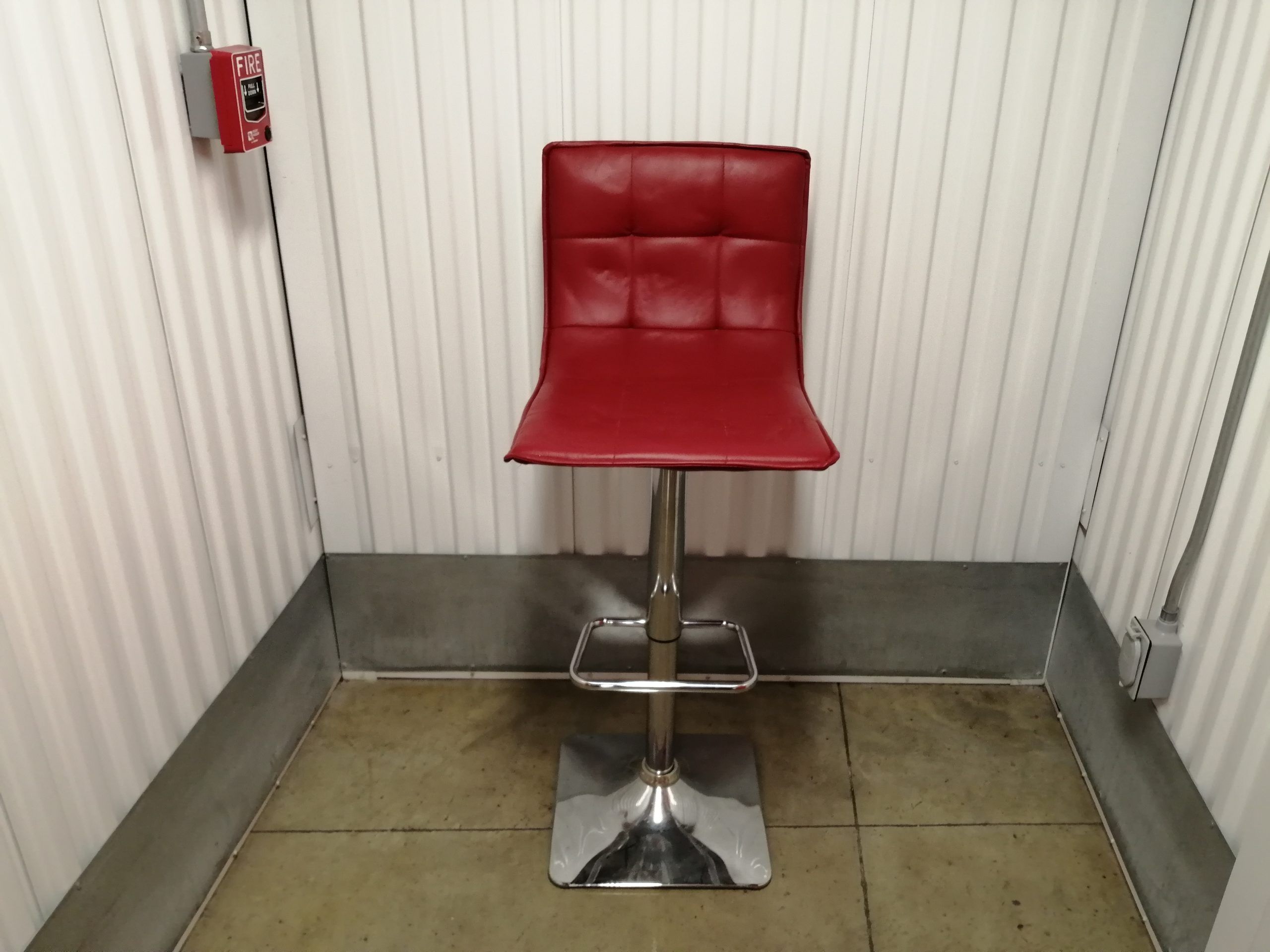 Lote 072 - Banco alto con base de metal con asiento y respaldo tipo piel color rojo. - Imagen 3