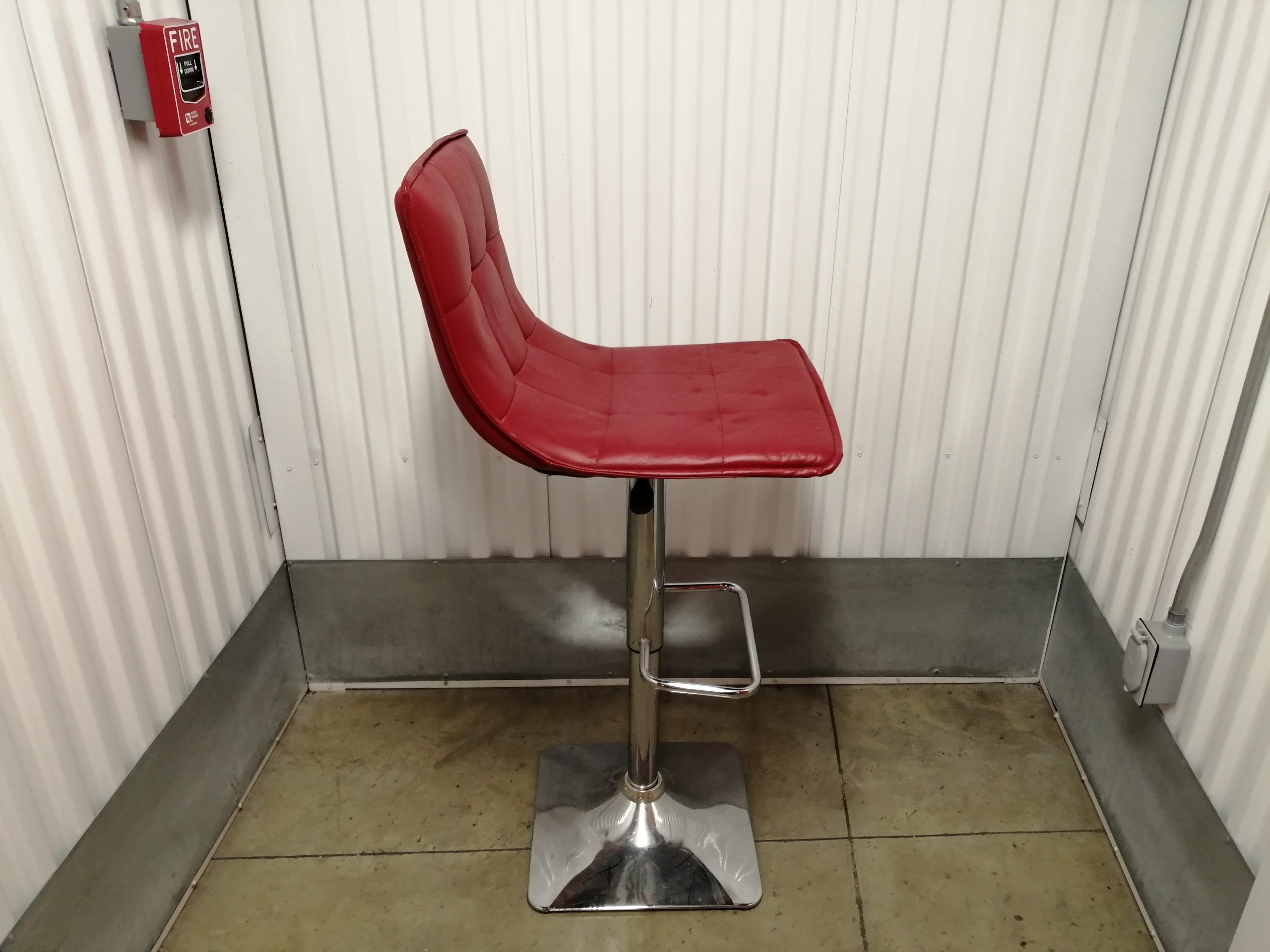 Lote 072 - Banco alto con base de metal con asiento y respaldo tipo piel color rojo. - Imagen 6