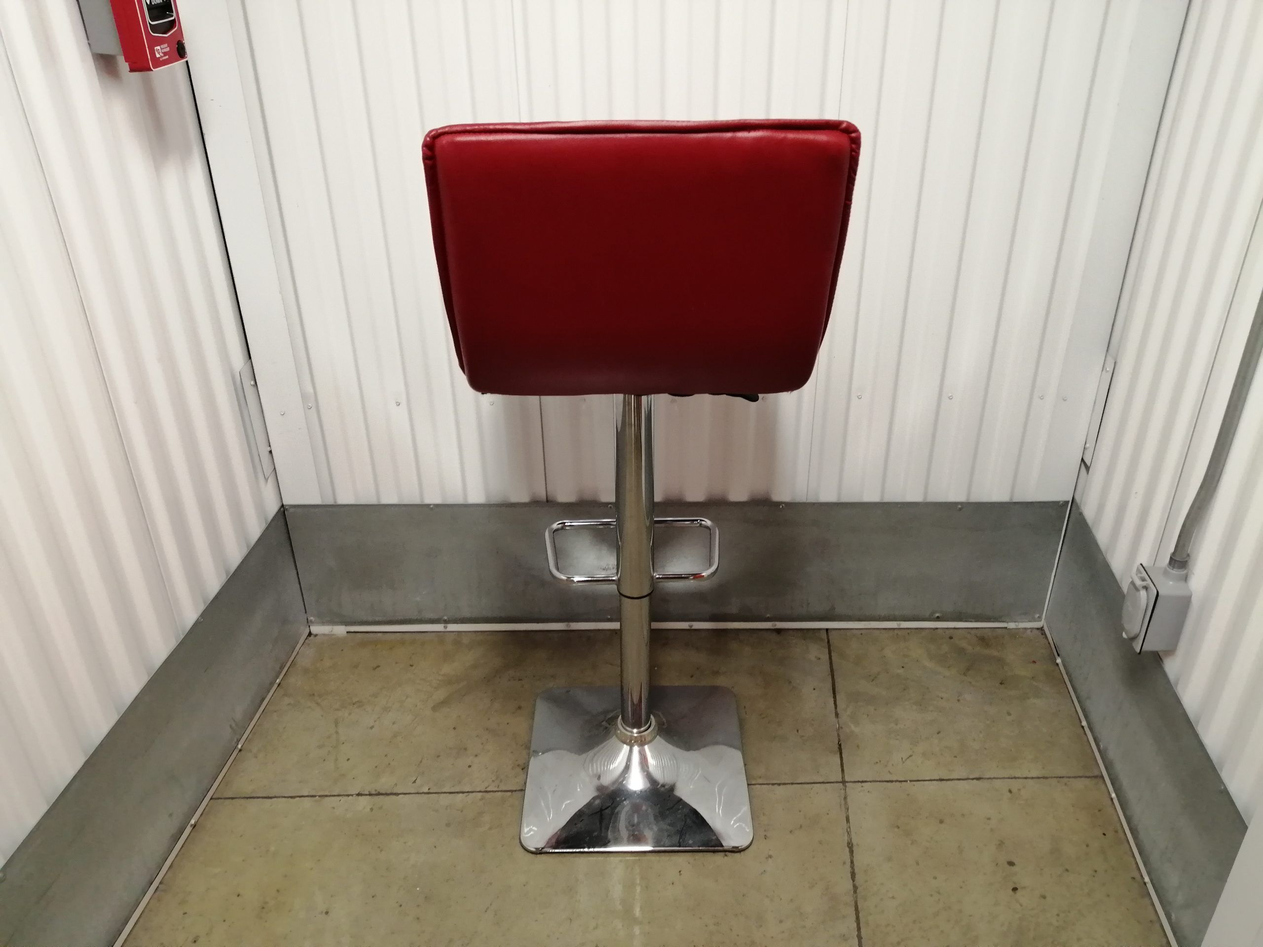 Lote 072 - Banco alto con base de metal con asiento y respaldo tipo piel color rojo. - Imagen 7
