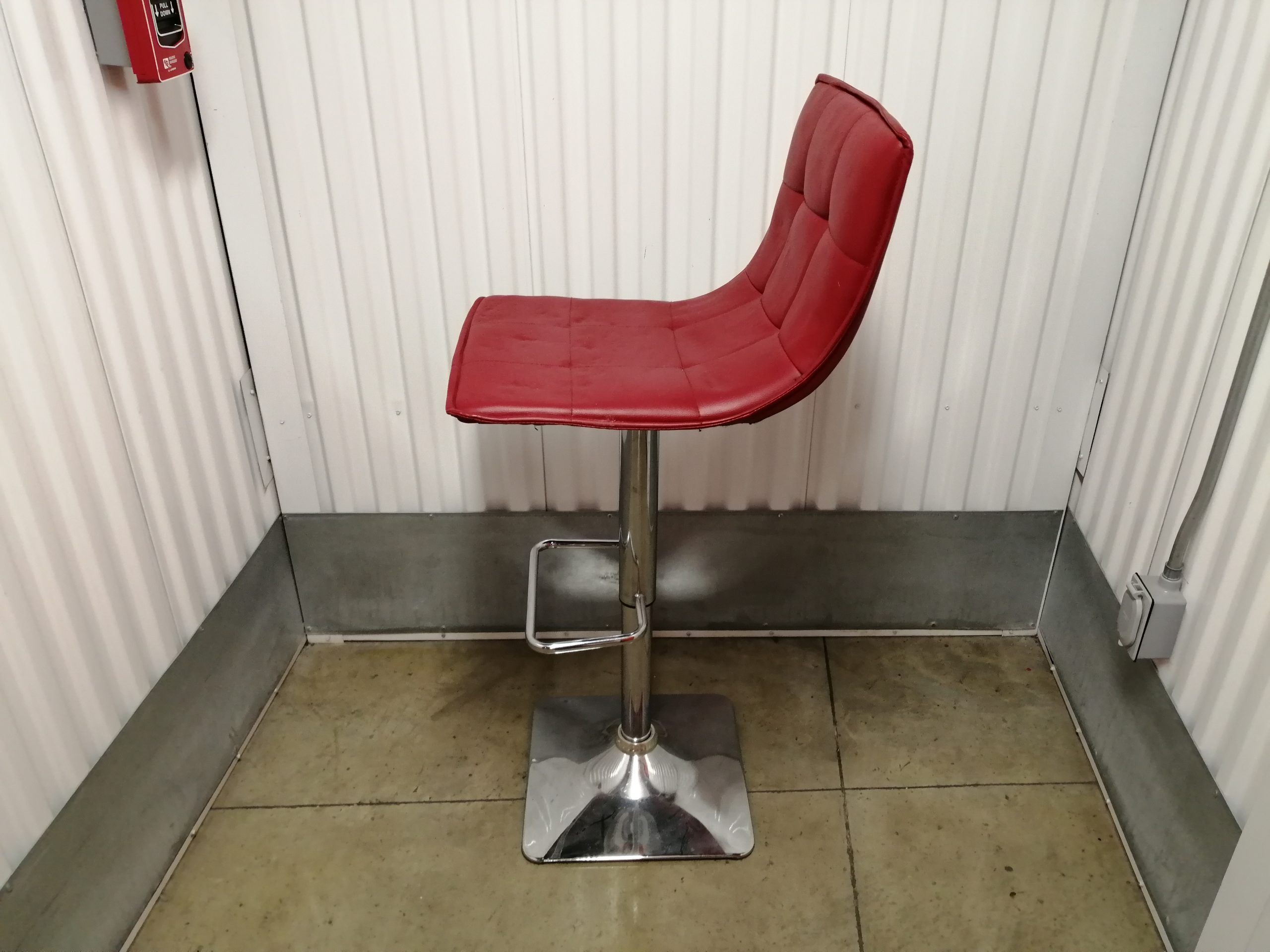 Lote 072 - Banco alto con base de metal con asiento y respaldo tipo piel color rojo. - Imagen 9