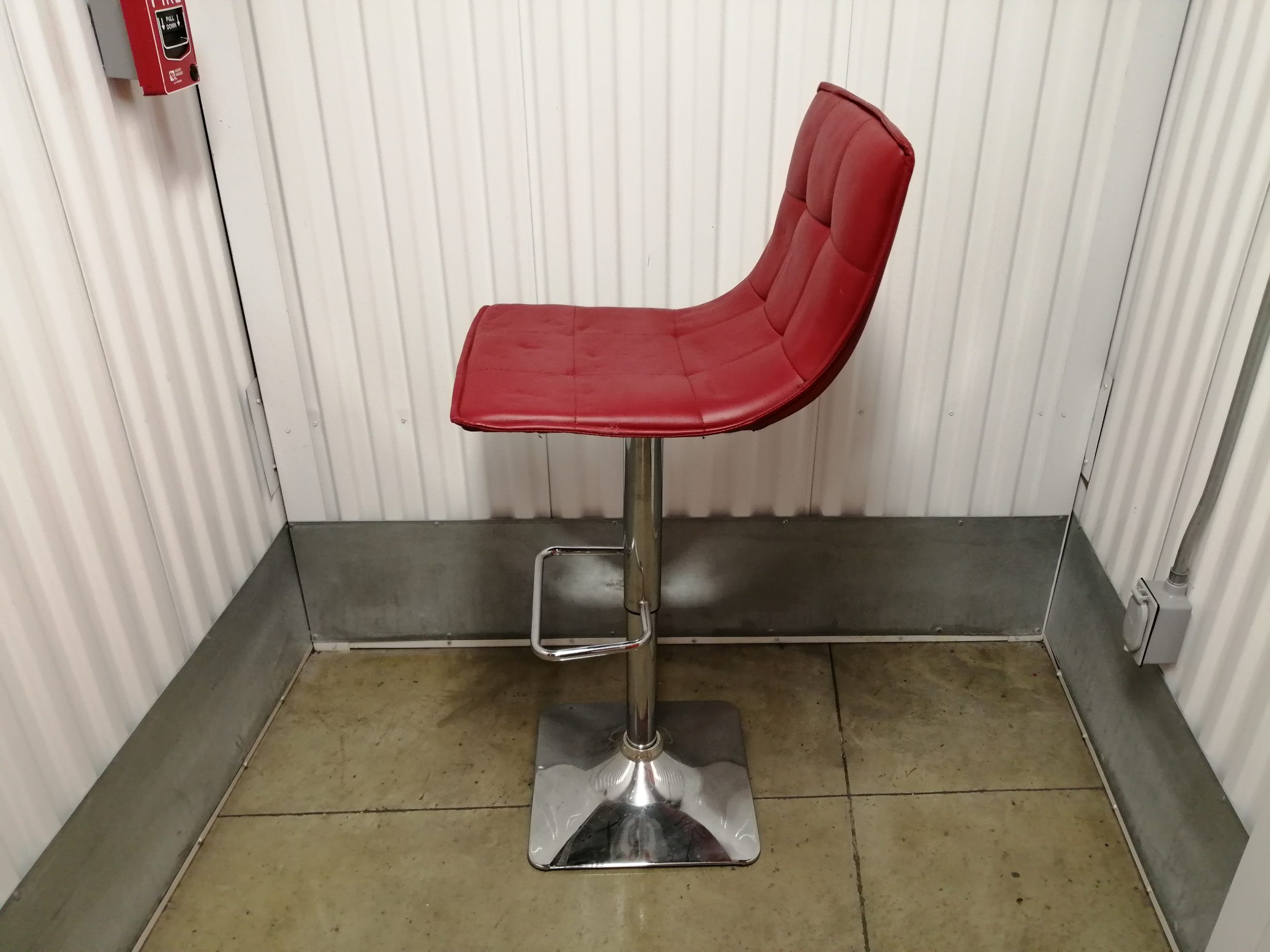 Lote 072 - Banco alto con base de metal con asiento y respaldo tipo piel color rojo. - Imagen 10
