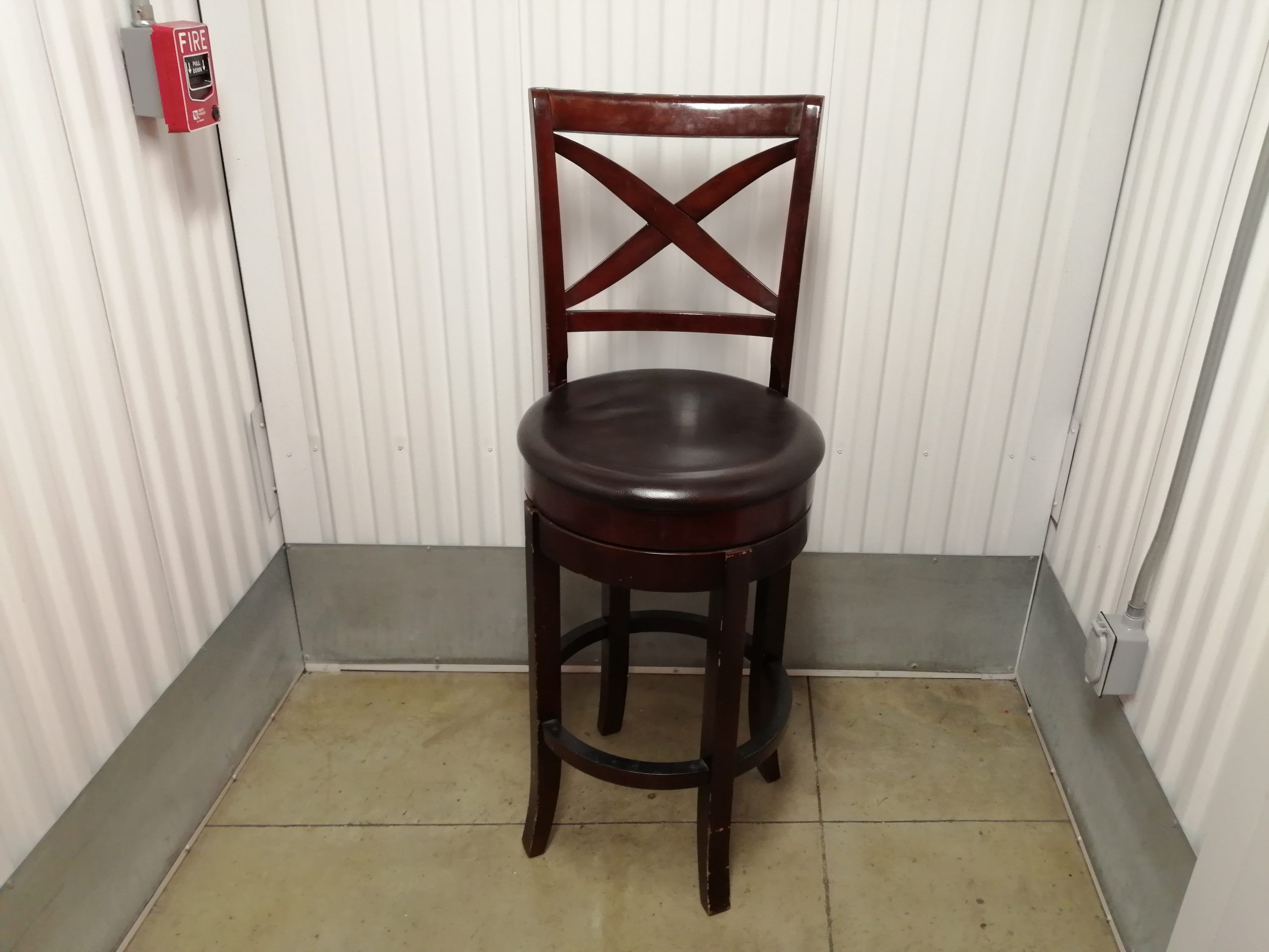 Lote 071 - Banco alto con base de madera con asiento giratorio color café.