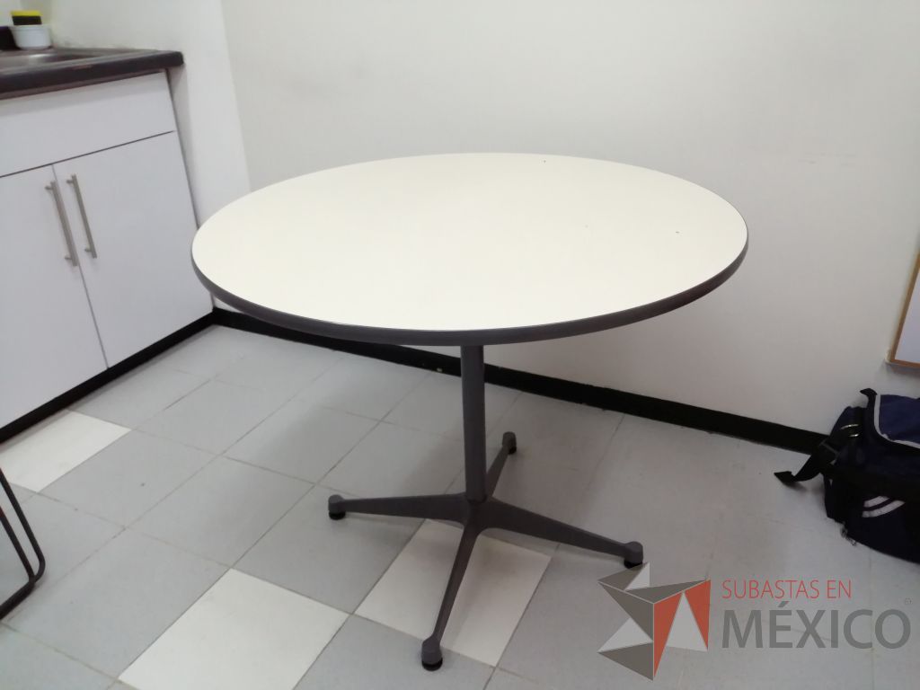 Lote 011 - Mesa circular con estructura metálica color gris y cubierta blanca - Imagen 3