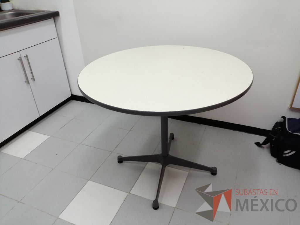 Lote 011 - Mesa circular con estructura metálica color gris y cubierta blanca - Imagen 4