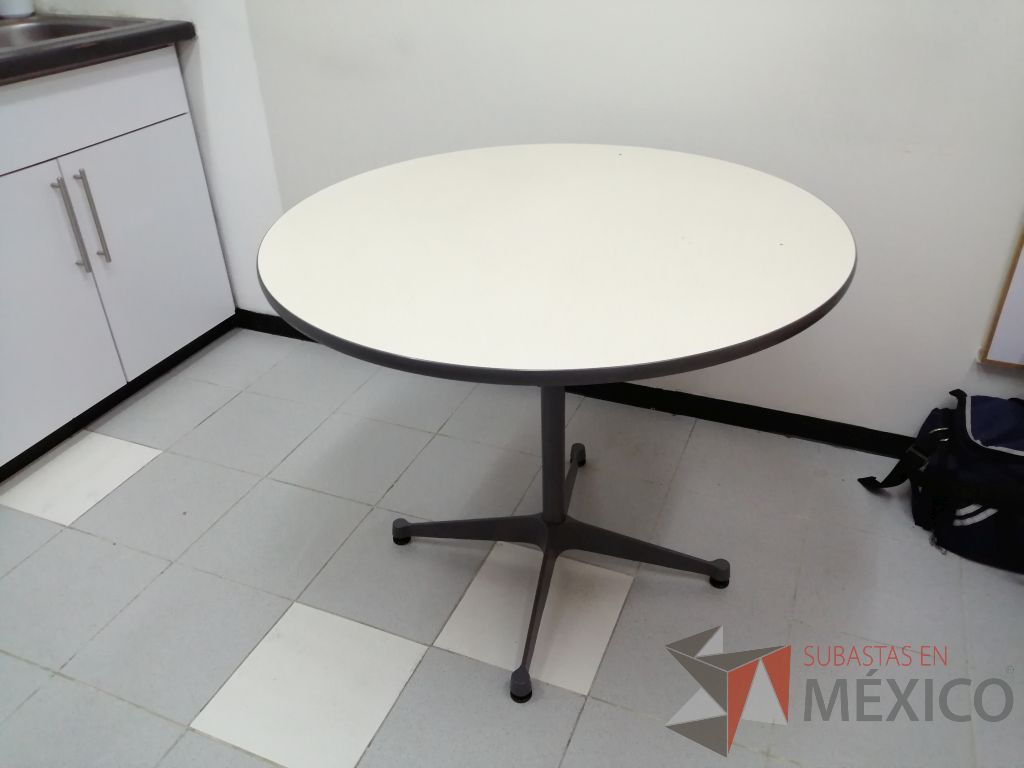Lote 011 - Mesa circular con estructura metálica color gris y cubierta blanca - Imagen 7