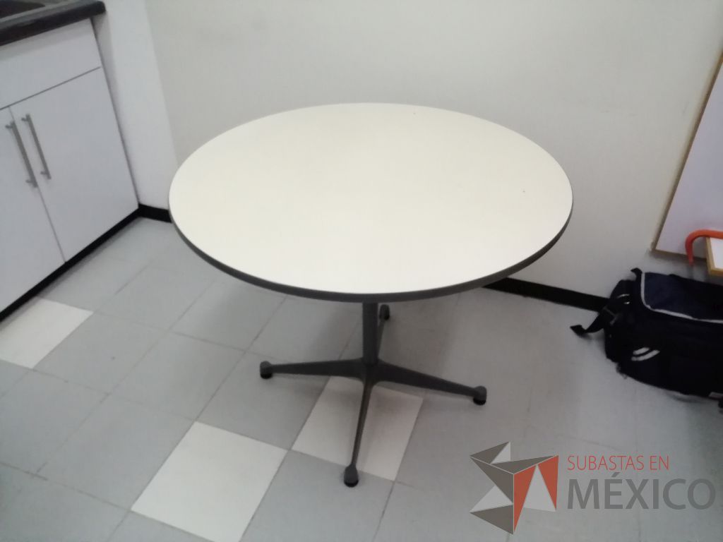 Lote 011 - Mesa circular con estructura metálica color gris y cubierta blanca - Imagen 8