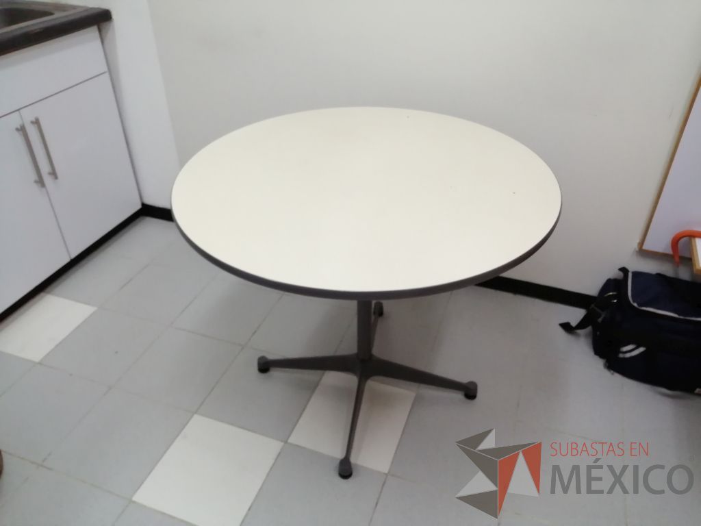 Lote 011 - Mesa circular con estructura metálica color gris y cubierta blanca - Imagen 10