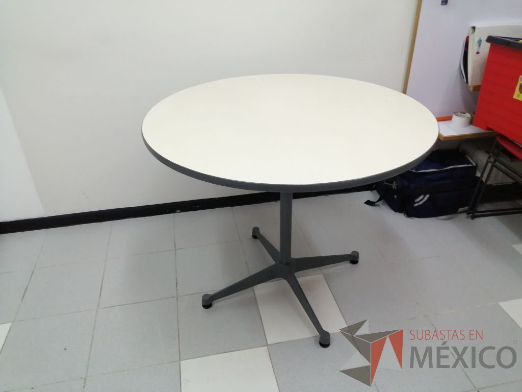 Lote 011 - Mesa circular con estructura metálica color gris y cubierta blanca - Imagen 12