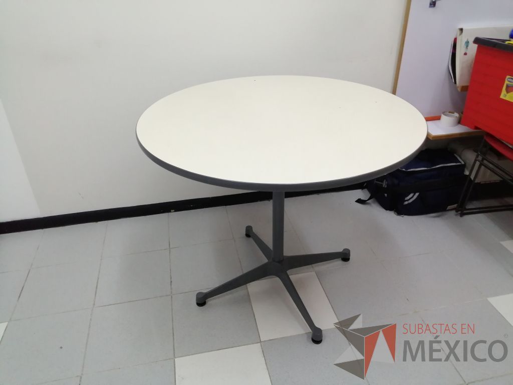 Lote 011 - Mesa circular con estructura metálica color gris y cubierta blanca - Imagen 11