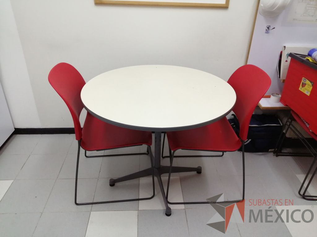 Lote 011 - Mesa circular con estructura metálica color gris y cubierta blanca - Imagen 15