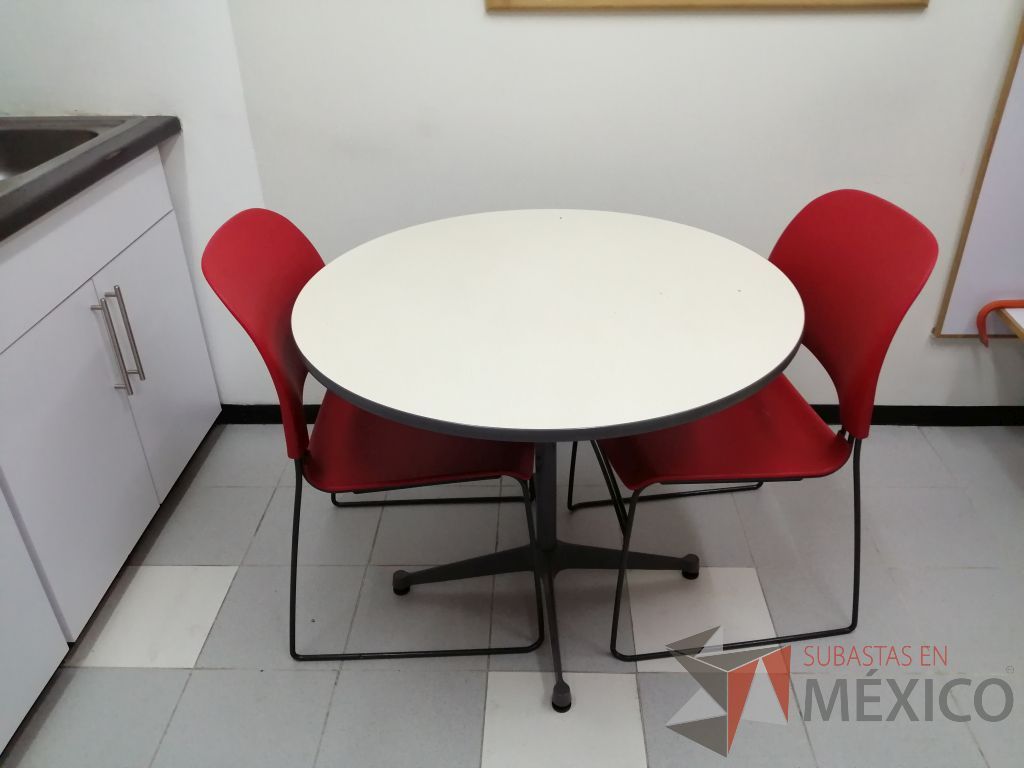 Lote 011 - Mesa circular con estructura metálica color gris y cubierta blanca - Imagen 17