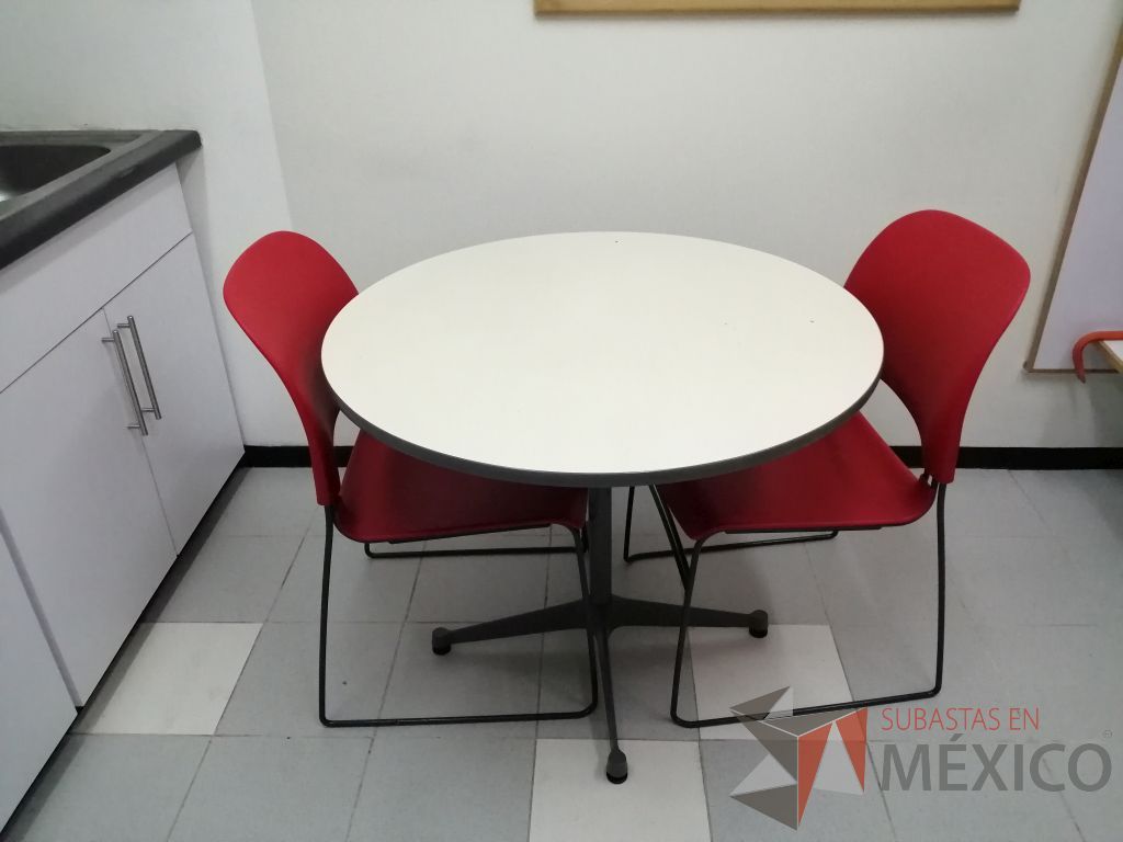 Lote 011 - Mesa circular con estructura metálica color gris y cubierta blanca - Imagen 16