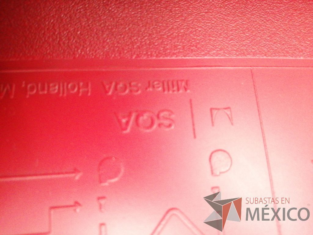 Lote 012 - 4 Sillas fijas con asiento y respaldo de liso color rojo - Imagen 5