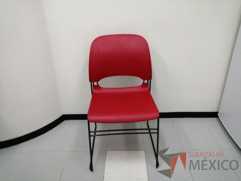 Lote 012 - 4 Sillas fijas con asiento y respaldo de liso color rojo - Imagen 6