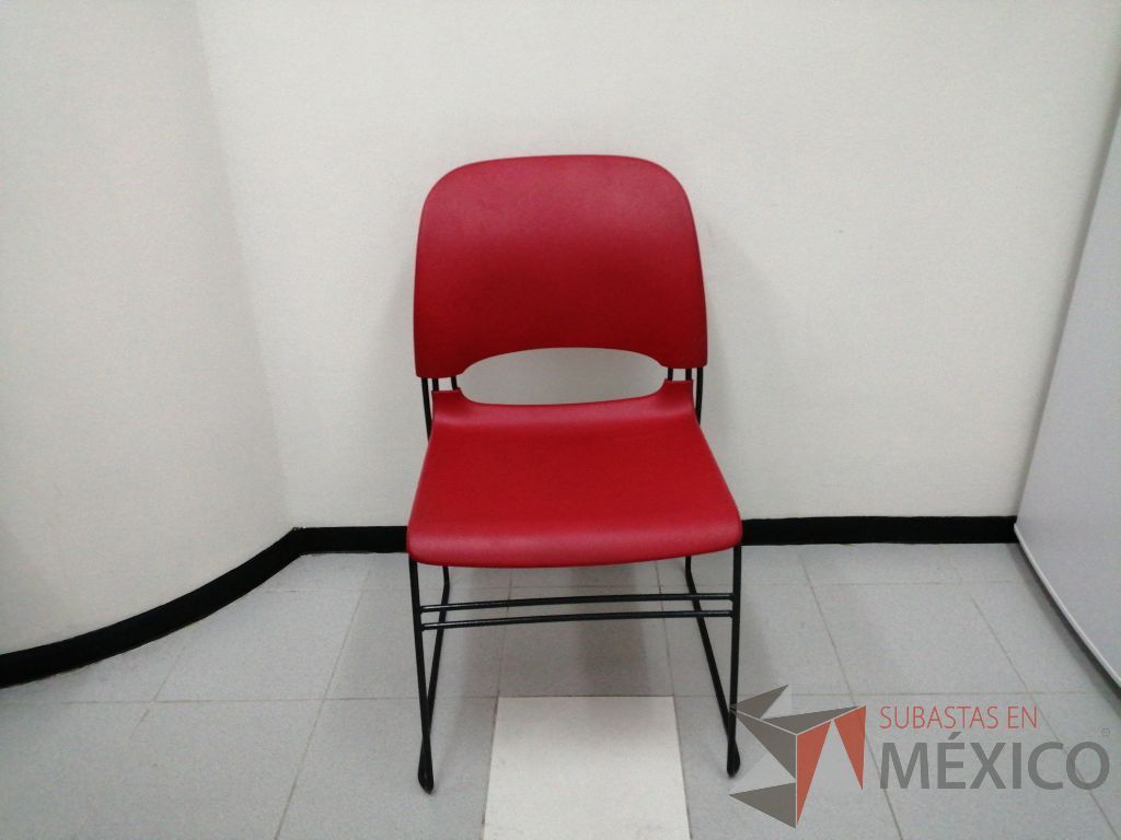 Lote 012 - 4 Sillas fijas con asiento y respaldo de liso color rojo - Imagen 7