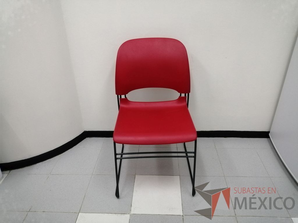 Lote 012 - 4 Sillas fijas con asiento y respaldo de liso color rojo - Imagen 10