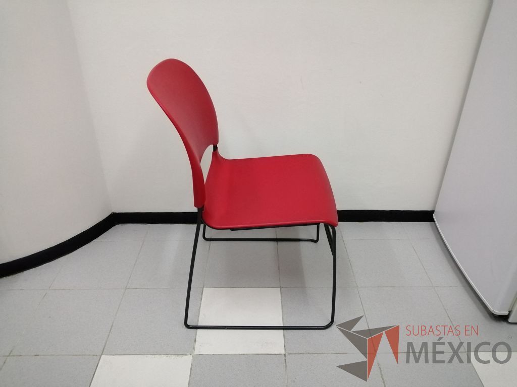 Lote 012 - 4 Sillas fijas con asiento y respaldo de liso color rojo - Imagen 12