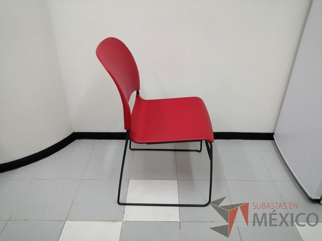 Lote 012 - 4 Sillas fijas con asiento y respaldo de liso color rojo - Imagen 13