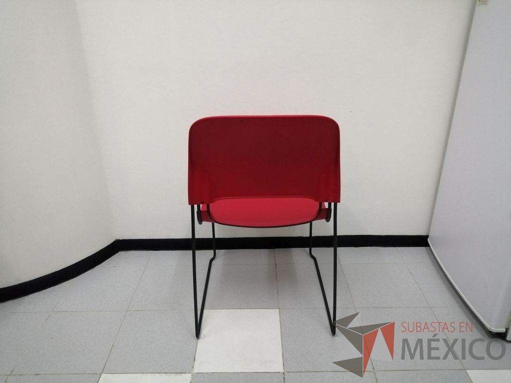 Lote 012 - 4 Sillas fijas con asiento y respaldo de liso color rojo - Imagen 15