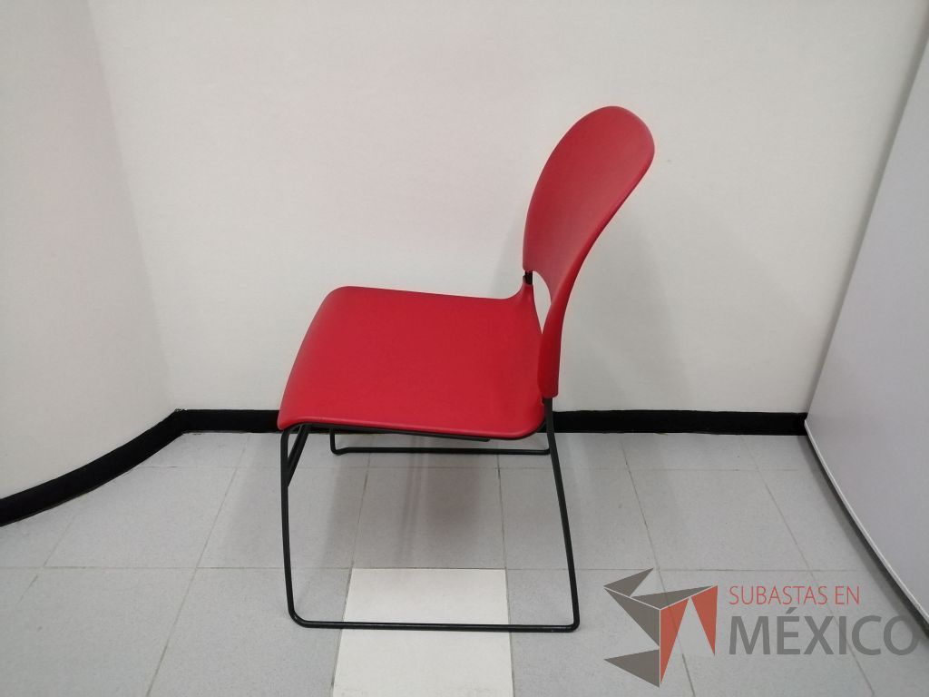Lote 012 - 4 Sillas fijas con asiento y respaldo de liso color rojo - Imagen 16