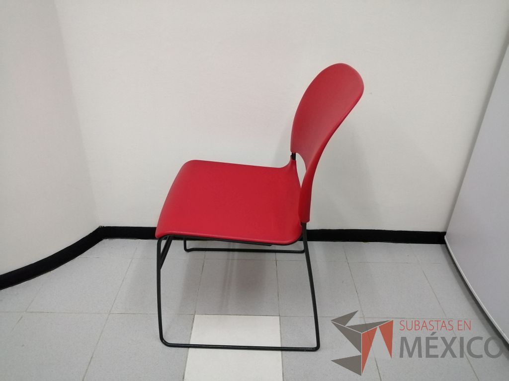 Lote 012 - 4 Sillas fijas con asiento y respaldo de liso color rojo - Imagen 17