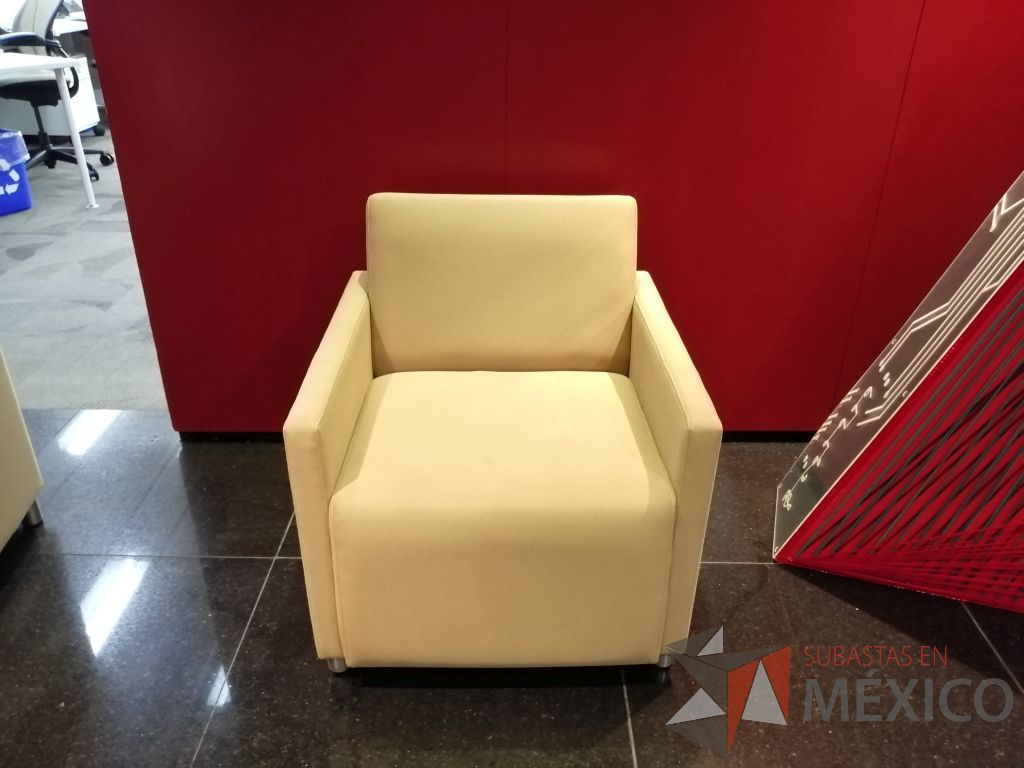 Lote 060 - 2 Sillones de 1 plaza en tela color beige - Imagen 4