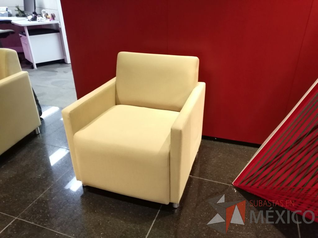 Lote 060 - 2 Sillones de 1 plaza en tela color beige - Imagen 7