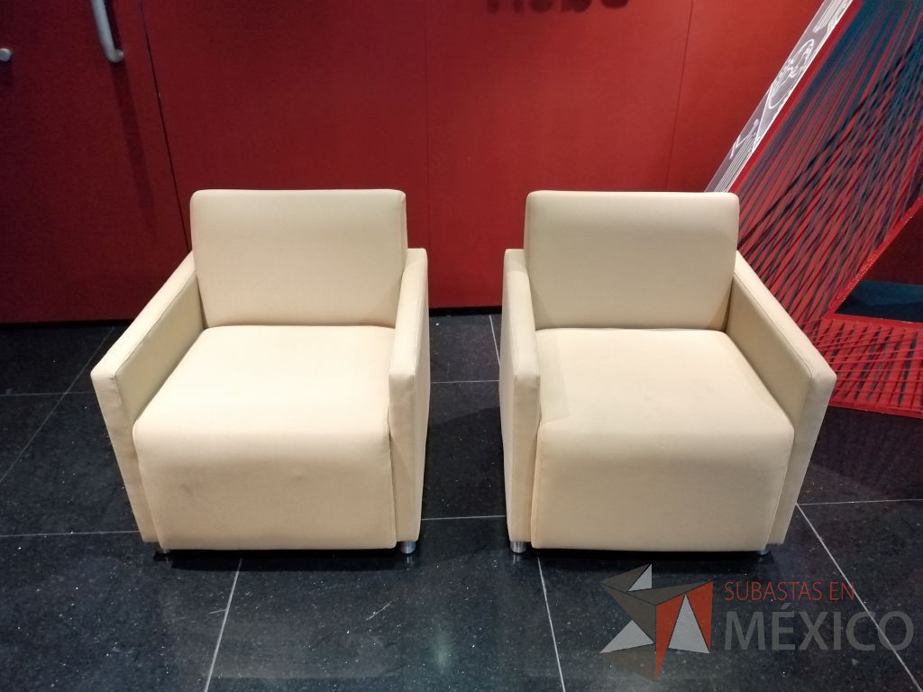 Lote 060 - 2 Sillones de 1 plaza en tela color beige