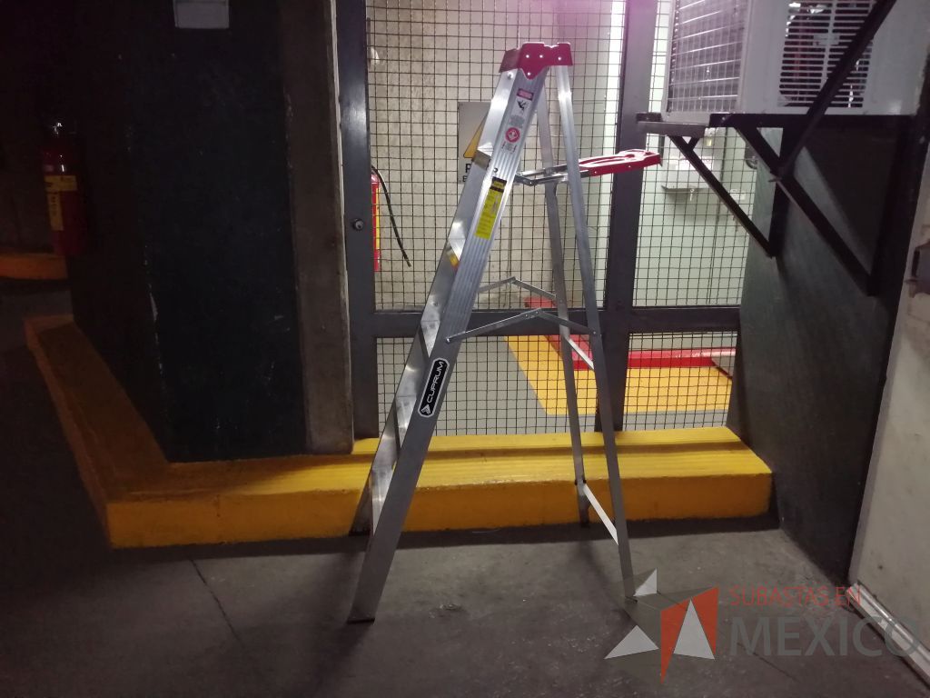 Lote 066 - Escalera metálica de tijera