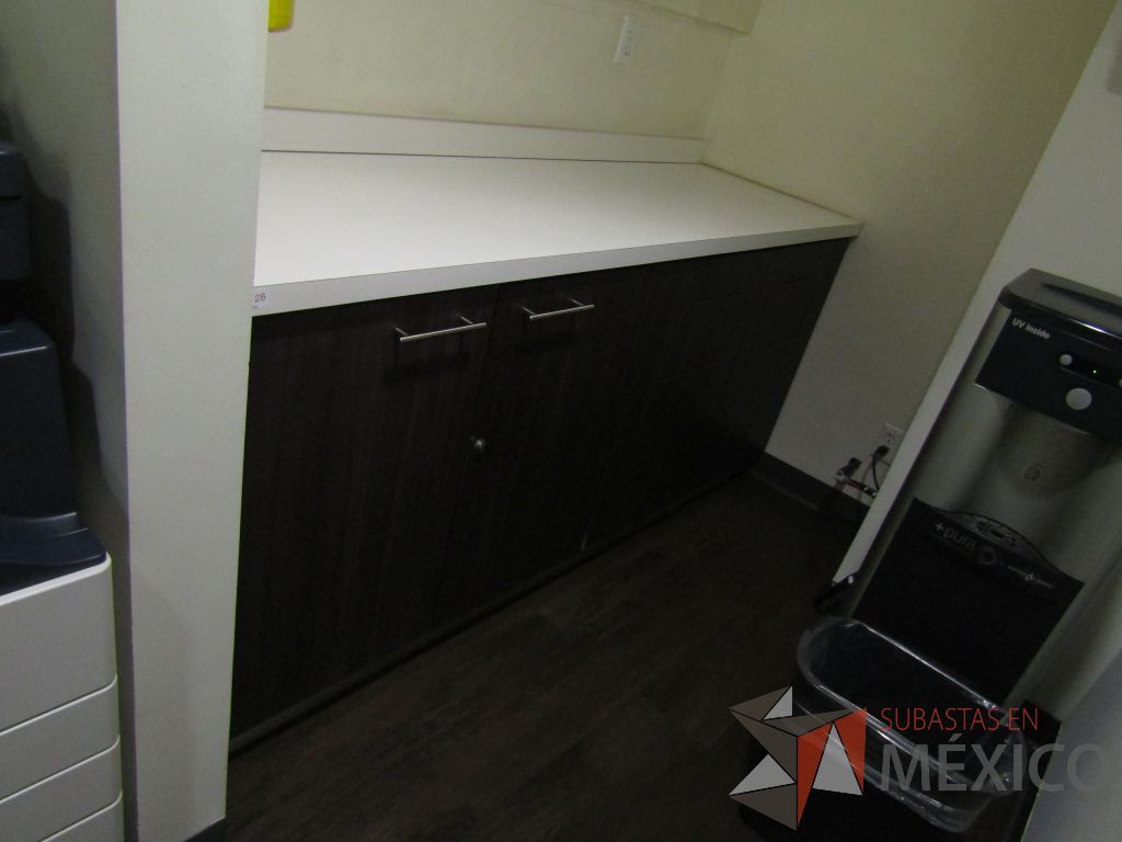 Lote 040 - Mueble de madera empotrado con 2 espacios para bote de basura y con 2 puertas.