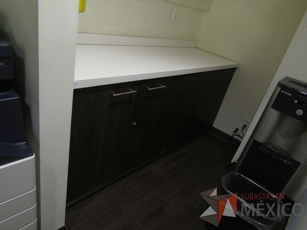 Lote 040 - Mueble de madera empotrado con 2 espacios para bote de basura y con 2 puertas. - Imagen 2