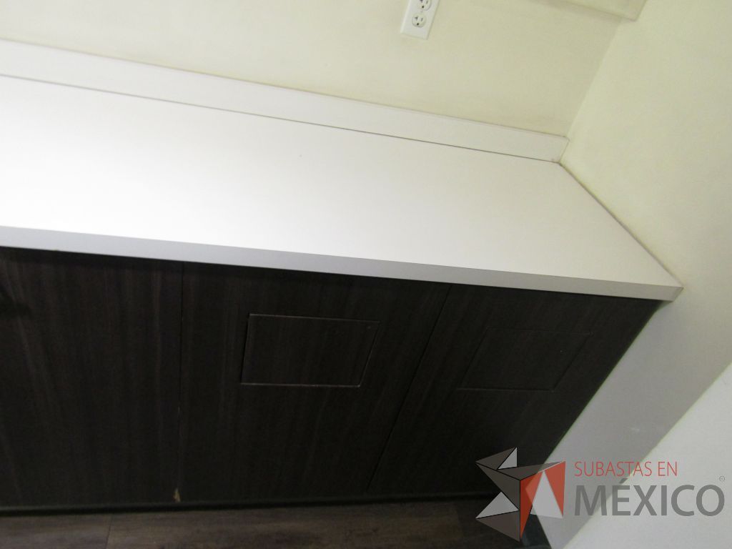 Lote 040 - Mueble de madera empotrado con 2 espacios para bote de basura y con 2 puertas. - Imagen 3