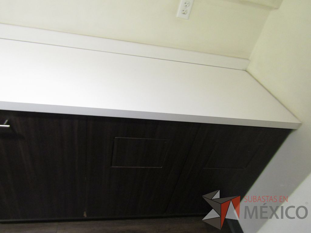 Lote 040 - Mueble de madera empotrado con 2 espacios para bote de basura y con 2 puertas. - Imagen 4