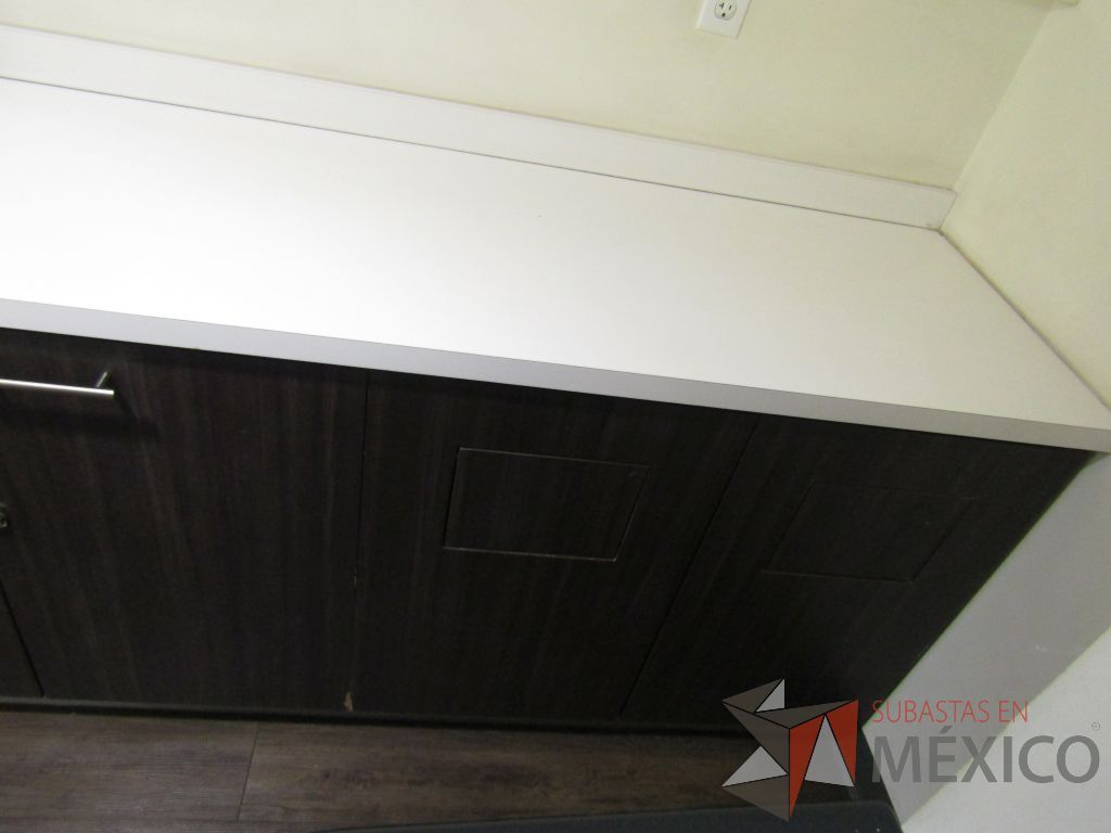 Lote 040 - Mueble de madera empotrado con 2 espacios para bote de basura y con 2 puertas. - Imagen 5