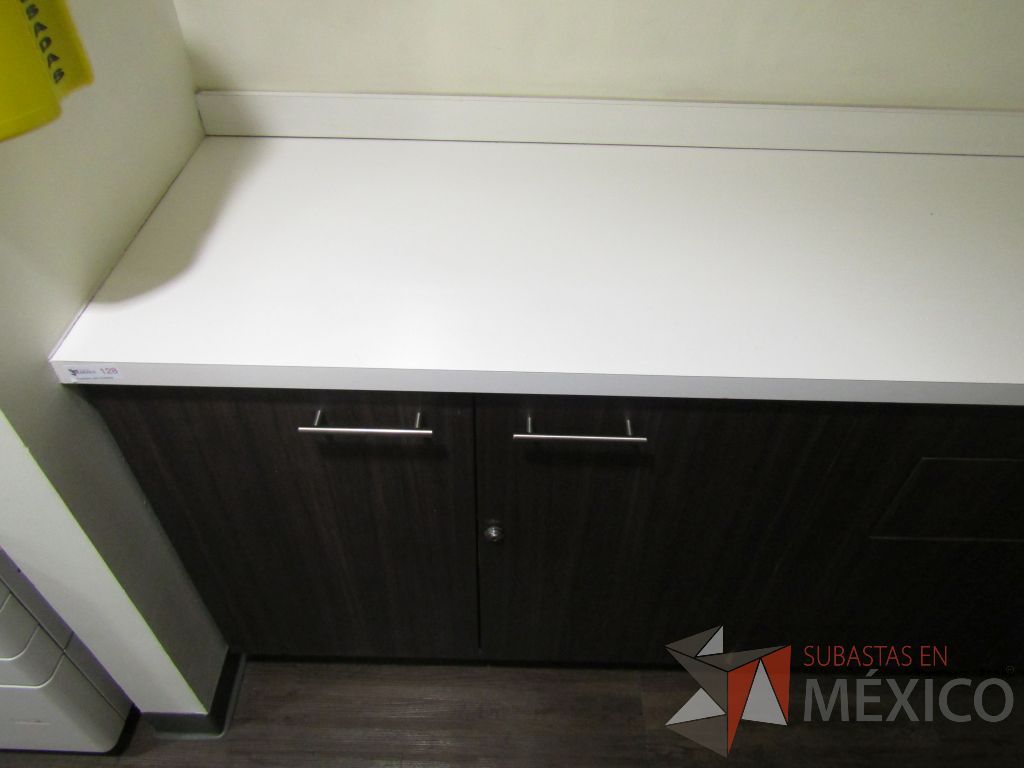 Lote 040 - Mueble de madera empotrado con 2 espacios para bote de basura y con 2 puertas. - Imagen 6