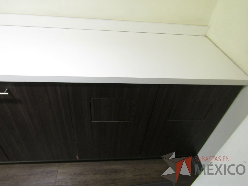 Lote 040 - Mueble de madera empotrado con 2 espacios para bote de basura y con 2 puertas. - Imagen 8