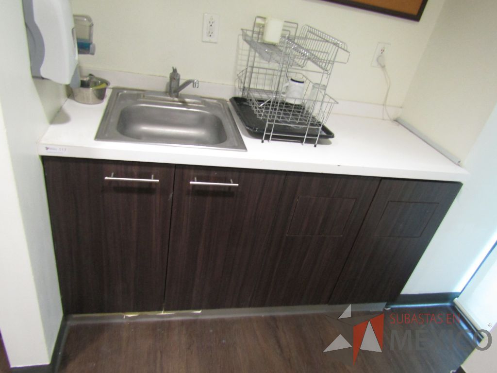 Lote 031 - Mueble de madera empotrado con tarja, 2 espacios para bote de basura y 2 puertas. - Imagen 5